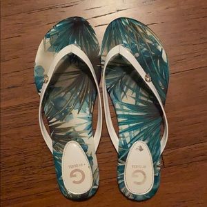 ‼️MOVING SALE‼️ Guess Flip Flops